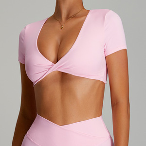 Haut court de yoga pour femme, col en V, torsadé devant, dos nu, avec soutien-gorge intégré, manches courtes, en Spandex/Nylon respirant, coupe ajustée, vente en gros - Product Image 2