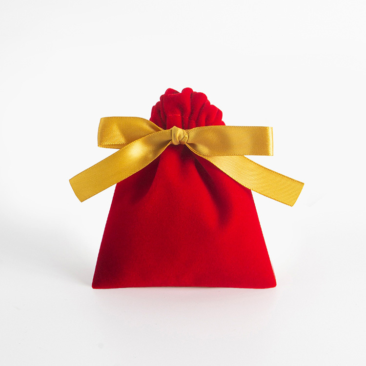 Rouge avec corde dorée