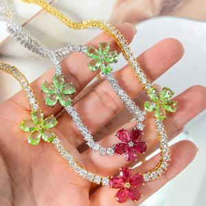 Collar con colgante de flor margarita chapado en oro de 18 quilates con circonitas cúbicas estilo Iced Out para mujer - Product Image 4