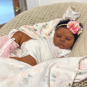 19 Zoll Reborn Baby Puppe Lebensechte Schlafende Neugeborene Puppe Schwarzes Mädchen 3D-Hautton mit Sichtbaren Adern Handgeimplantierte Lockige Haare M059 - Product Image 1