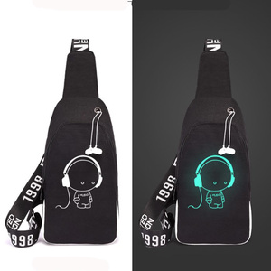 Venta al por mayor <span class=keywords><strong>de</strong></span> <span class=keywords><strong>Amazon</strong></span> hombro bolsa con puerto <span class=keywords><strong>de</strong></span> carga USB Honda bolso <span class=keywords><strong>bandolera</strong></span> luminosa imagen personalizada bolsa - Product Image 5