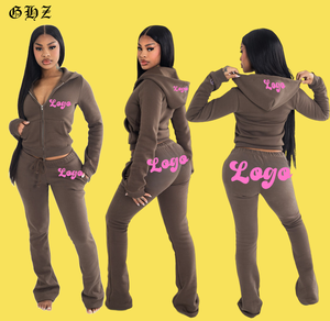 <span class=keywords><strong>Tuta</strong></span> da donna personalizzata <span class=keywords><strong>con</strong></span> logo, in pile elasticizzato di cotone, composta da felpa <span class=keywords><strong>con</strong></span> cappuccio, giacca corta e pantaloni a <span class=keywords><strong>gamba</strong></span> larga - Product Image 1