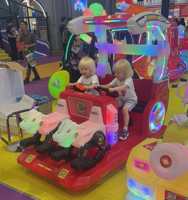 Voitures tamponneuses électriques personnalisées 4 places pour enfants et adultes, idéales pour les parcs d'attractions et les centres de divertissement