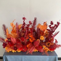Composition florale longue et personnalisable pour mariage, idéale pour la décoration intérieure des hôtels, banquets et scènes.