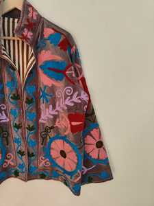 Chaqueta Bordada Suzani de Terciopelo Hecha a Mano |   Abrigo con Estampado Floral Folclórico |   Ropa Étnica Boho |   Artesanía, regalo para ella - Product Image 4