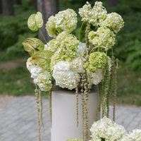 Décoration de mariage : Composition florale pour prairie, avec Hortensia blanc et vert, Orchidée, pour allée, chaise, banc et décoration au sol