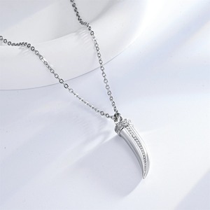 Collier de crémation classique en acier inoxydable avec pendentif en forme de cornes de loup pour cendres, bijou urne commémorative pour femmes et hommes - Product Image 4