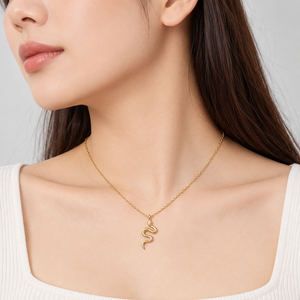 Collier pendentif serpent en acier inoxydable plaqué or 14 carats sous vide, bijou texturé en forme de serpent - Product Image 5