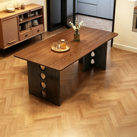 Ensemble table et chaises de salle à manger en bois massif de style rétro français, design moderne durable et écologique pour les petits appartements et les foyers