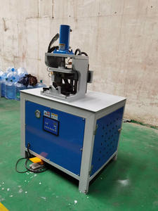 Machine à cintrer les angles à <span class=keywords><strong>45</strong></span> degrés/90 degrés, machine à cintrer les angles à un seul moule, outils de coupe d'<span class=keywords><strong>angle</strong></span> hydraulique pour tubes carrés, machine à poinçonner les angles en fer - Product Image 2