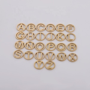 Plaqué or rond 26 A-Z <span class=keywords><strong>Alphabet</strong></span> <span class=keywords><strong>lettre</strong></span> charmes bijoux pendentif or 18K bricolage Bracelets collier fabrication de bijoux artisanat vente en gros - Product Image 1