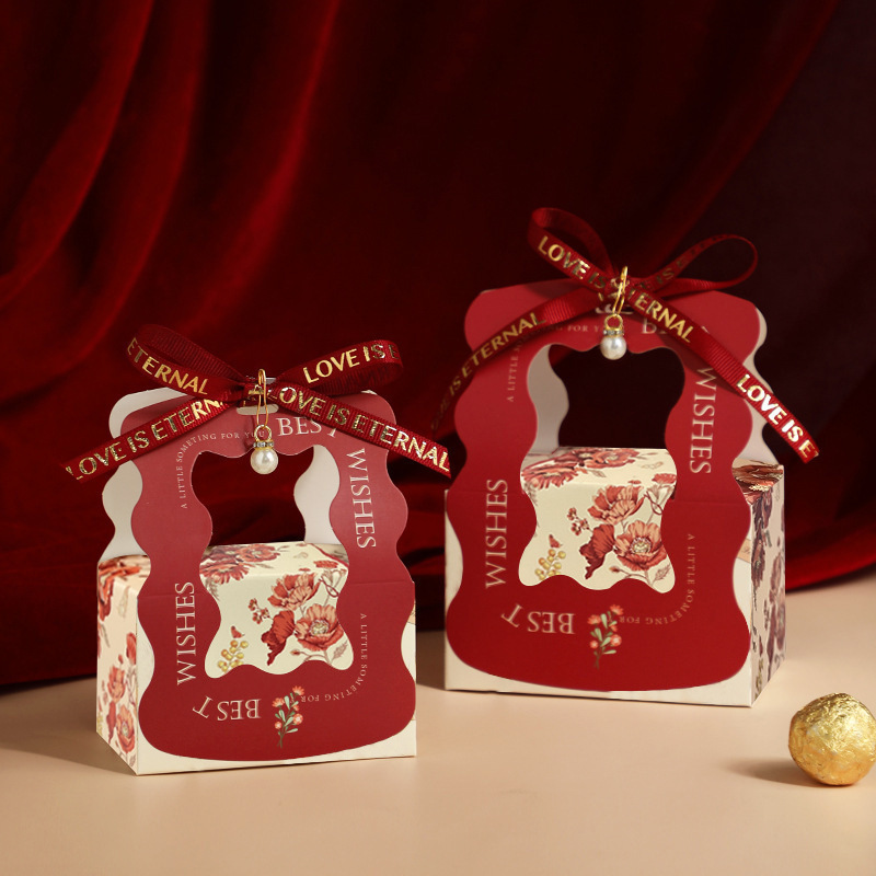 Vin rouge élégant avec ruban rouge et perles