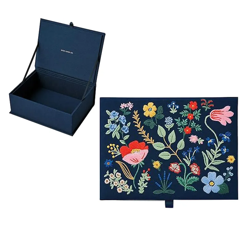 चुंबकीय बंद के साथ कपड़े की कढ़ाई वाला ढका हुआ बॉक्स आभूषण फ्लिप टॉप नीला पुष्प बॉक्स फोटो कार्ड उपहार बॉक्स