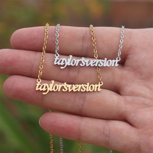 <span class=keywords><strong>Collana</strong></span> con <span class=keywords><strong>Nome</strong></span> <span class=keywords><strong>Personalizzabile</strong></span> in Acciaio Inossidabile, Placcata in Oro 18K, Gioiello Ipoallergenico e Impermeabile con Ciondolo a Lettera - Product Image 2