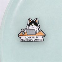 Broche en émail amusante Chat Tuxedo de Bureau avec Slogan 'Look Busy' pour le bureau, le bureau d'ordinateur, le sac à dos et la décoration