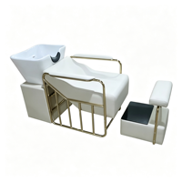 Fauteuil de lavage de luxe moderne pour salon avec bac en céramique blanc, cadre en métal doré, lit de lavage en cuir PU avec bac séparé