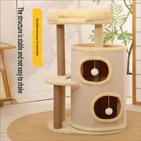 Arbre à chat en bois avec structure d'escalade, maisonnette fermée, planche à gratter en sisal à deux niveaux et boule suspendue, toutes saisons