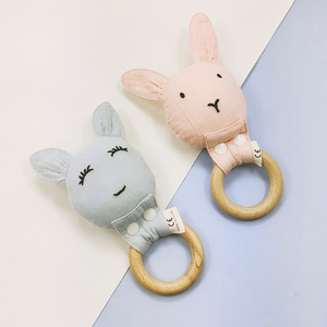Hochet en <span class=keywords><strong>tissu</strong></span> <span class=keywords><strong>de</strong></span> lapin biologique Oem, jouet à tricoter, <span class=keywords><strong>anneau</strong></span> <span class=keywords><strong>de</strong></span> <span class=keywords><strong>dentition</strong></span> en bois, jouet à mâcher pour bébé, hochet <span class=keywords><strong>de</strong></span> <span class=keywords><strong>dentition</strong></span> - Product Image 6