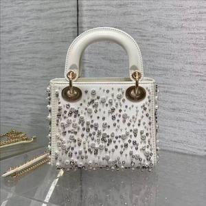 Bolso de Cuero Vacuno de Diseño, Hecho a Mano y Personalizado, Producción en 5 Días, Elegante Bolso de Mano con Asa Superior - Product Image 1