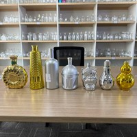 Bouteilles en verre peintes de luxe de qualité supérieure 250ml 500ml 700ml 750ml Bouteille de vodka personnalisée Bouteilles en verre colorées pour l'eau, l'huile, les spiritueux