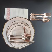 Nouvelle conception 175 pièces Assiettes en plastique rose - Assiettes roses avec couverts jetables dorés pour mariage et fête