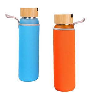 Bouteille d'eau en verre avec manchon en silicone, couvercle anti-fuite et marqueur de temps motivant - Product Image 1