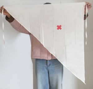 Venda Triangular de Algodón Suave No Estéril - Vendaje Versátil para Apósitos de Heridas, Inmovilización de Extremidades y Kits de Primeros Auxilios - Product Image 1