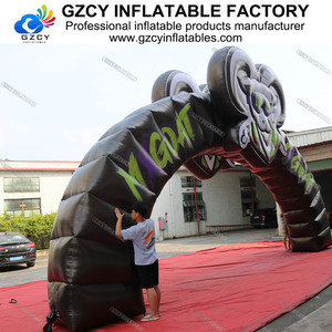 Arche publicitaire gonflable personnalisée entièrement noire, imperméable, imprimée UV, avec ventilateur intégré pour événements sportifs - Product Image 2