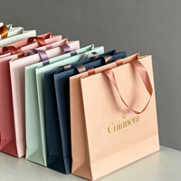 Tas Kertas Putih Daur Ulang Merek Kustom Permukaan Matte Mewah Ringan Kapasitas Maksimal 6-9kg untuk Parfum Pakaian Hadiah Keranjang Hadiah