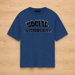 T-shirt pour homme personnalisé en gros, en coton épais, style Y2K Grunge, imprimé graphique vieilli, coupe ample, motif SOCIAL INTROVERT - Product Image 2