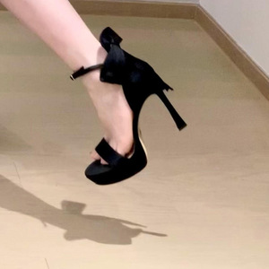 รองเท้าส้นสูงแบบเปิดนิ้วเท้า สายรัดเส้นเดียว ประดับโบว์ผูกเชือก แฟชั่นฤดูร้อนปี 2026 รองเท้าผู้หญิงผ้าไหมส้นสูง - Product Image 2