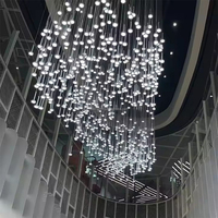 Lustre suspendu moderne en acrylique à plusieurs têtes, design artistique 'Star Shower', personnalisé pour salle de banquet, hôtel, villa et projets d'éclairage