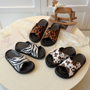 Sandali Estivi Nuovi 2026 per Bambine Stile Coreano con Stampa Leopardata/Zebra, Ciabatte Slip-On con Suola in Tendine di Manzo - Product Image 1