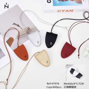 Custodia in pelle con clip triangolare per occhiali Z, 8x5,7 cm, per riporre gli occhiali, stile semplice, materiale morbido - Product Image 3