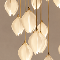 Lustre en céramique personnalisé en forme de bourgeon de tulipe, base ronde blanche, cascade de lumières suspendues, LED, angle de faisceau de 360°, pour salon, plafond haut
