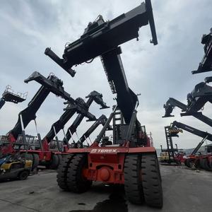 Reach Stacker Terex CS45KM 45 tonnes avec mécanisme de levage hydraulique à écarteur pour la manutention de conteneurs logistiques - Product Image 4