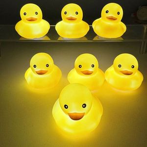Veilleuse créative en forme de petit canard jaune, jouet aquatique lumineux, petit cadeau pour chambre à coucher - Product Image 3