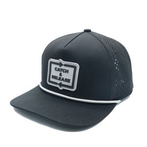 Casquette de golf unisexe personnalisée noire à 5 panneaux avec tissu chevron, imperméable et logo en caoutchouc, style corde et impression - Product Image 2