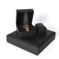 Boîte à bagues, bracelet et collier de style classique Emballage de bijoux Boîte à bijoux en plastique noir estampage or avec logo personnalisé et lumière LED