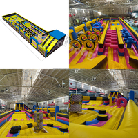 Parc d'attractions gonflable commercial avec parcours d'obstacles, toboggan et jeu Meltdown