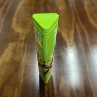 Boîte en métal triangulaire longue personnalisée, boîte en métal de qualité alimentaire pour les vitamines sous forme de gommes, les bonbons, les compléments alimentaires