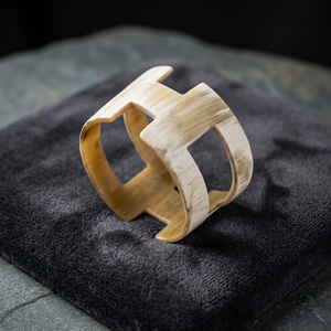 Brazalete Clásico Hecho a Mano con Cuerno de Búfalo Natural, Joyería Religiosa Hindú Unisex con Piedras Preciosas de Ónix de Rajastán - Product Image 2