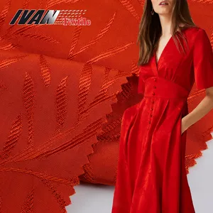 Penjualan Laris Kain Viscose Rayon Tenun Daun Jacquard Merah Ringan Elegan Kustom OEM untuk Gaun