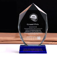 Trophée personnalisé en cristal bleu, vente en gros, trophée en verre cristal K9 vierge en forme de bouclier avec base noire pour cadeau souvenir