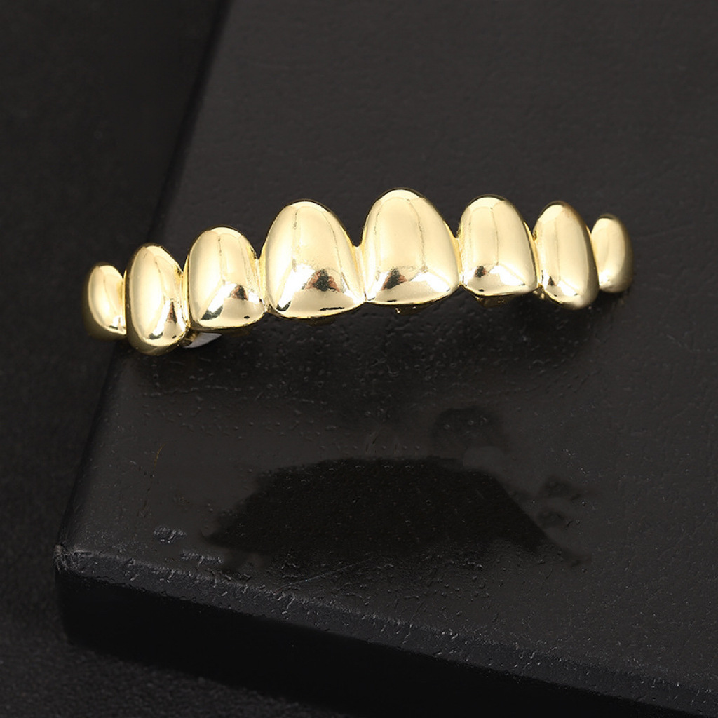 Dents supérieures à huit dents en cuivre irrégulier doré