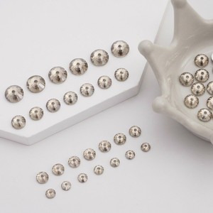 Perles de strass modernes en résine époxy gris-beige de 5 mm, forme diamant, dos plat, trou central, à coudre, pour la confection de bijoux au crochet - Product Image 3