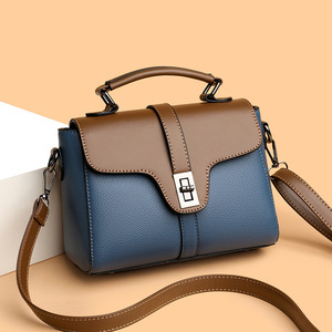 Nuova Borsa a Tracolla Primaverile/Estiva 2025 per Donna Emana un senso di trasporto elegante e raffinato. Io - Product Image 1