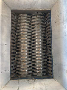 Broyeur à charge lourde continue <span class=keywords><strong>pour</strong></span> grands panneaux métalliques, tuyaux en plastique, pneus en caoutchouc et lignes de recyclage des déchets industriels - Product Image 5