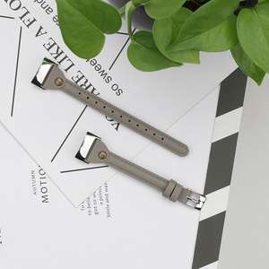 <span class=keywords><strong>Bracelet</strong></span> de rechange en <span class=keywords><strong>cuir</strong></span> fin en forme de T pour <span class=keywords><strong>Fitbit</strong></span> <span class=keywords><strong>Charge</strong></span> 5 avec adaptateur en métal, <span class=keywords><strong>Bracelet</strong></span> de montre en <span class=keywords><strong>cuir</strong></span> véritable - Product Image 4