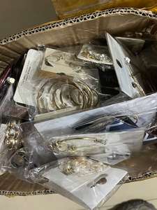 1 kg 80-150 Pezzi Gioielli all'Ingrosso da Yiwu Direttamente dalla Fabbrica Fornitore di Scatole Misteriose di Gioielli Misti Casuali Orecchini Collane Anelli Bracciali - Product Image 6